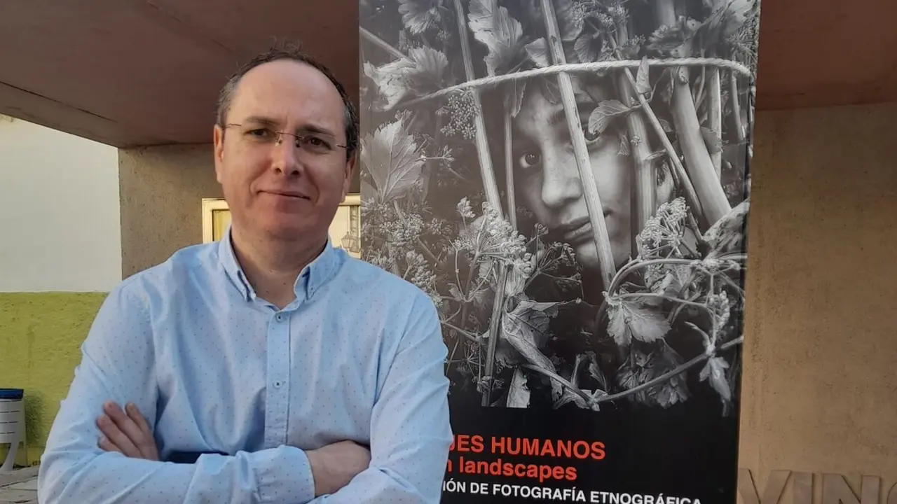 Pascual Marín a la entrada de la exposición.