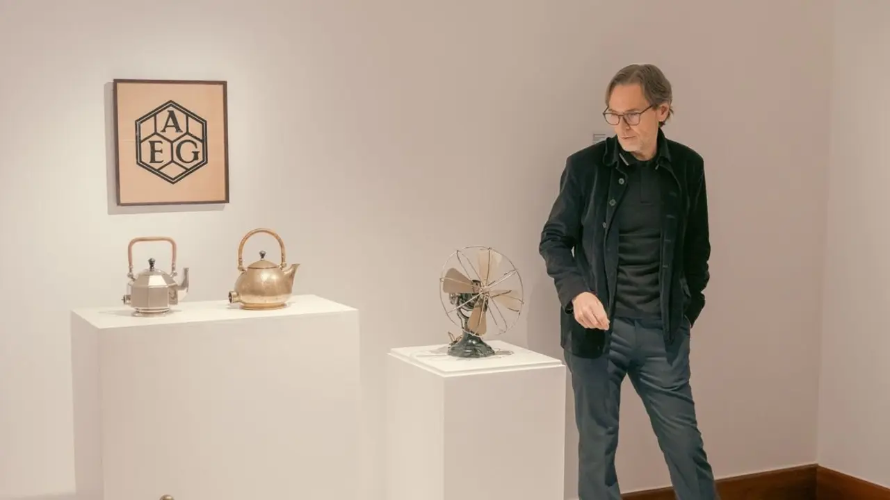 Andrés Alfaro Hofmann, coleccionista y comisario de la exposición temporal que se puede visitar en Botines.