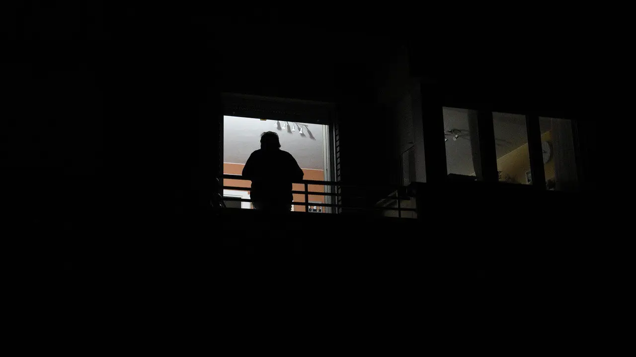 Vecinos de Ponferrada, asomados a  las ventanas, durante el apagón. Foto: César Sánchez