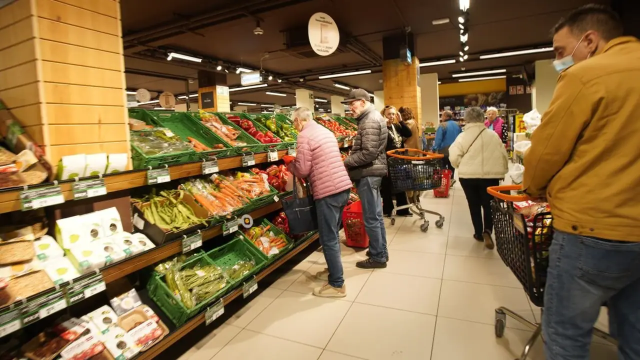 Vuelta a la actividad en los comercios de Ponferrada. Fotos: César Sánchez.