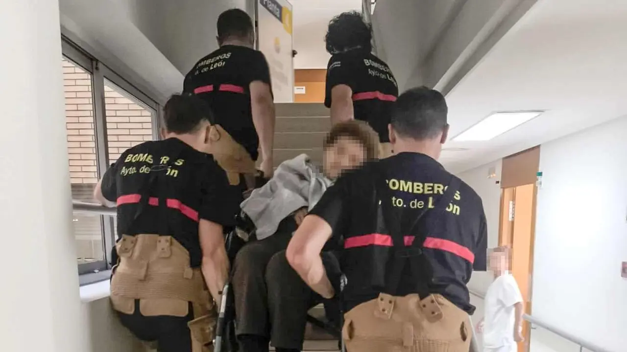 Bomberos de León trasladan a una mujer de una residencia de ancianos ante la imposibilidad de usar los ascensores. Foto: Bomberos León