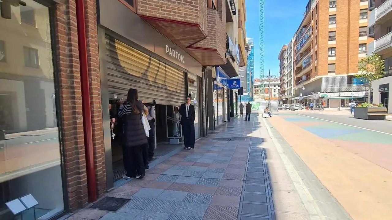 Un comercio cierra su trapa tras sufrir el apagón eléctrico.