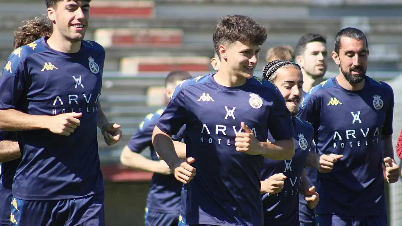 La plantilla de la Cultural y Deportiva Leonesa, durante un entrenamiento.