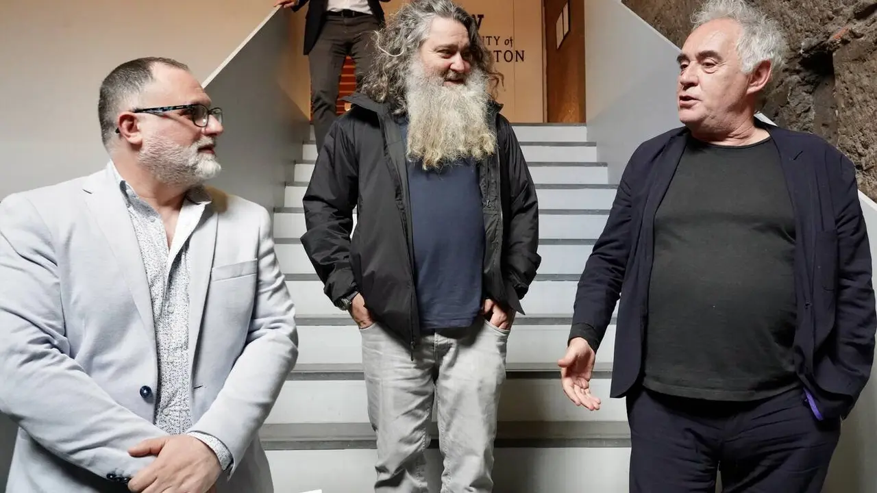 Ferrán Adriá participa junto al enólogo Raúl Pérez en el encuentro 'De tú a tú' con hosteleros leoneses organizado por CaixaBank y la asociación Hostelería de León. Foto: Campilo