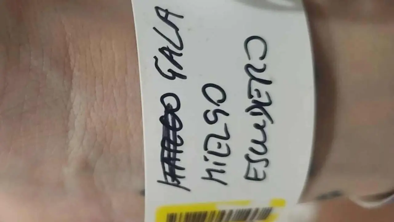 Imagen de la pulsera de 'Gala' con el nombre de Marco tachado. Todos esperaban que fuera un niño, hasta que el destino eligió otro camino.