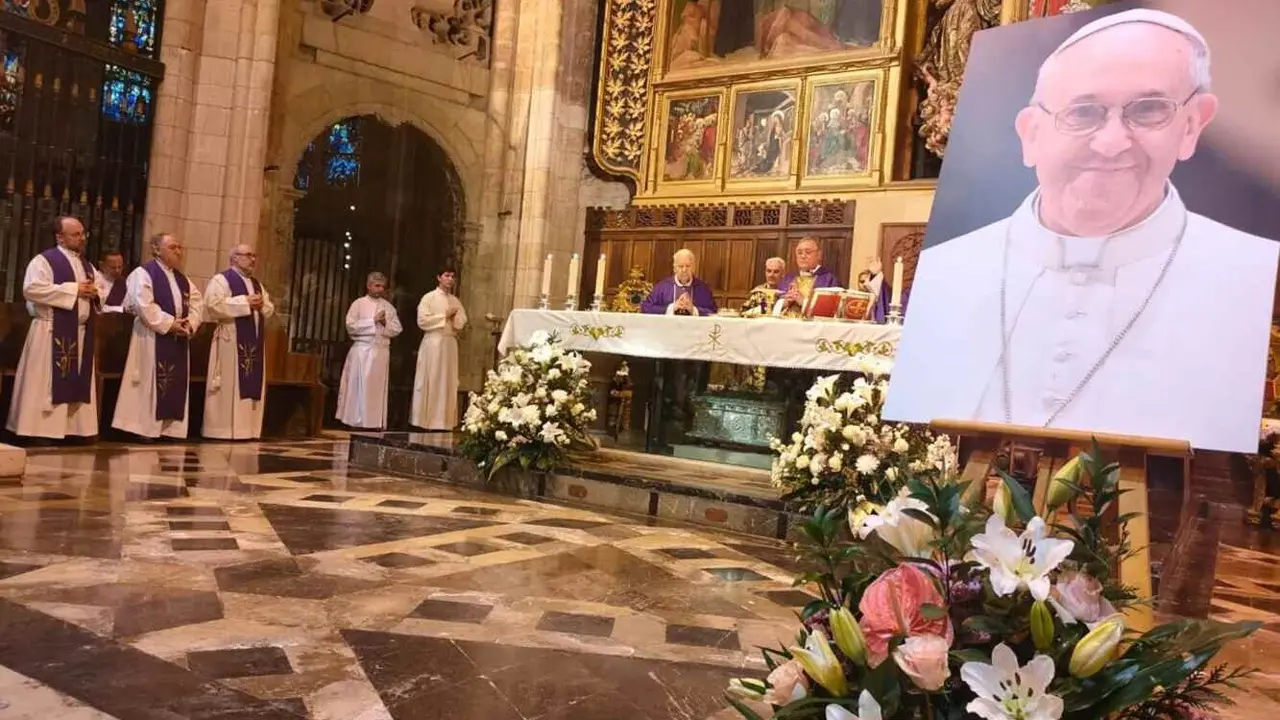 La Catedral de León ha acogido una solemne eucaristía por el papa Francisco con la presencia de cientos de fieles. Fotos: Ayto León | Obispado | Heraldo de León