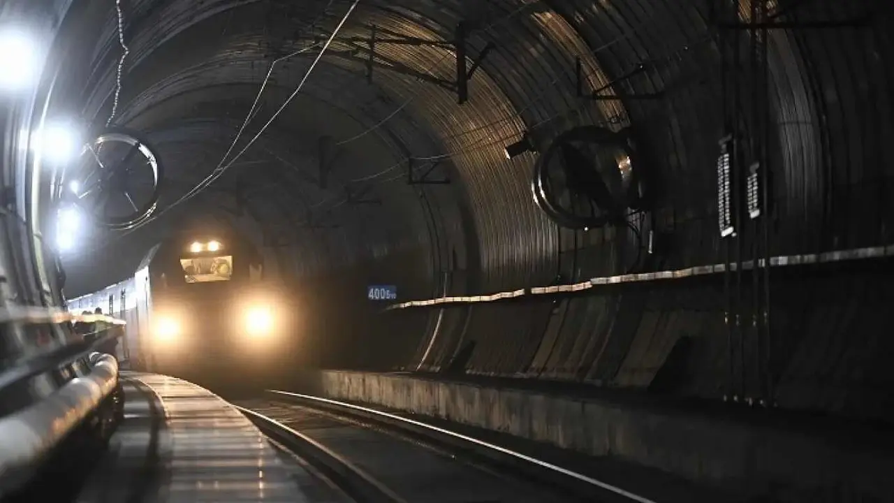 Imagen de un tren AVE en el interior de la Variante de Pajares.