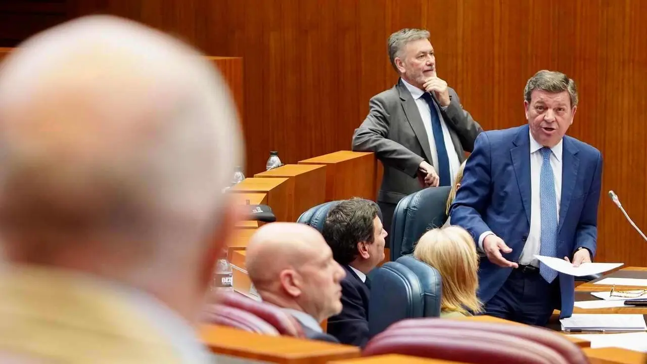 El consejero responde a Francisco Igea en un instante del Pleno.