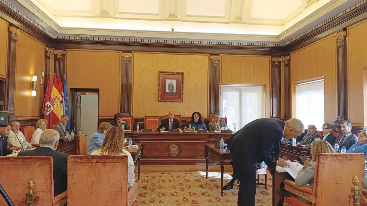 El Ayuntamiento de León ha aprobado en el Pleno celebrado este miércoles una modificación presupuestaria para dar cumplimiento a una sentencia condenatoria que le obliga a abonar 1.304.187,67 euros a la junta de compensación del Polígono de La Lastra. Fotos: Isabel Alonso