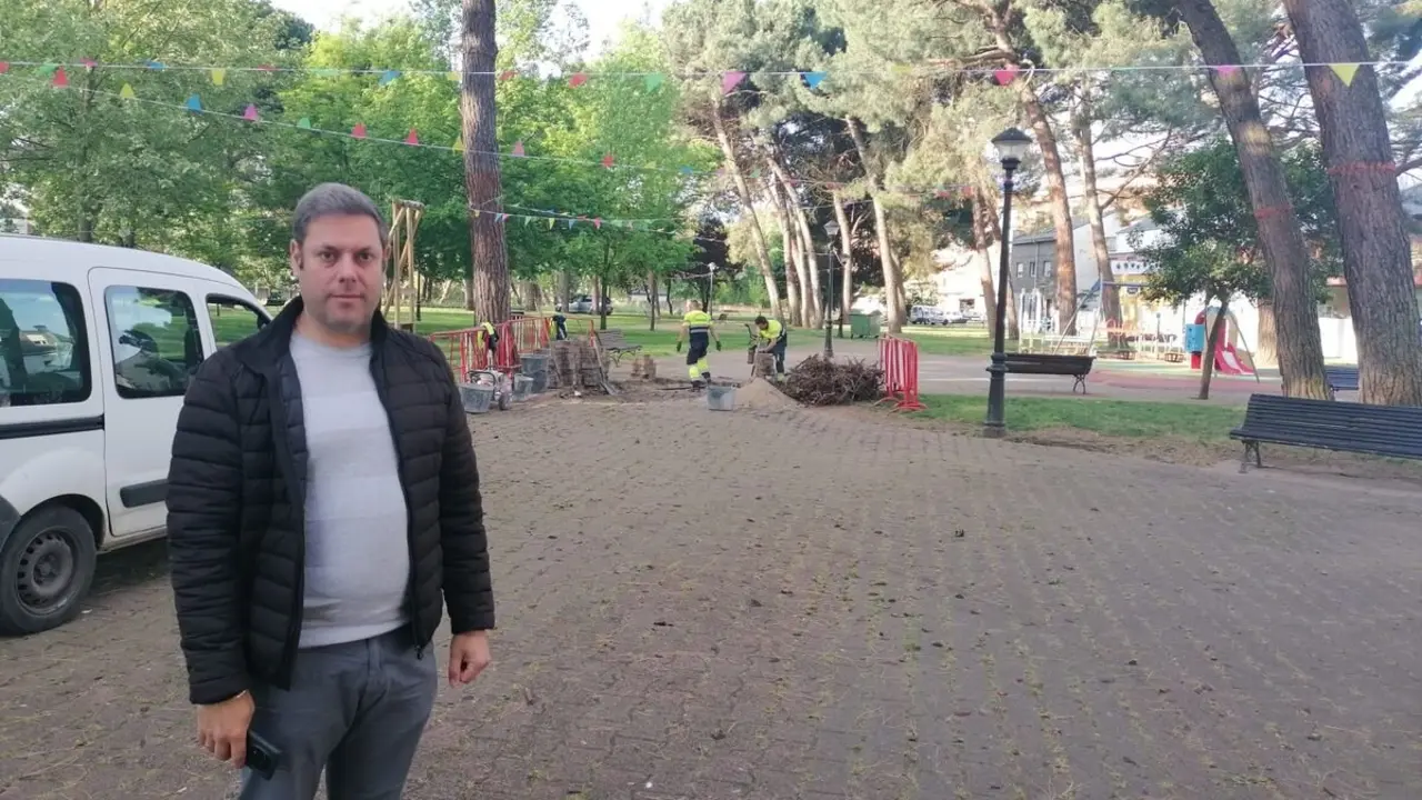 Iván Alonso, concejal de Infraestructuras del Ayuntamiento de Ponferrada, visita las obras en el Parque Pablo Picasso de Cuatrovientos.