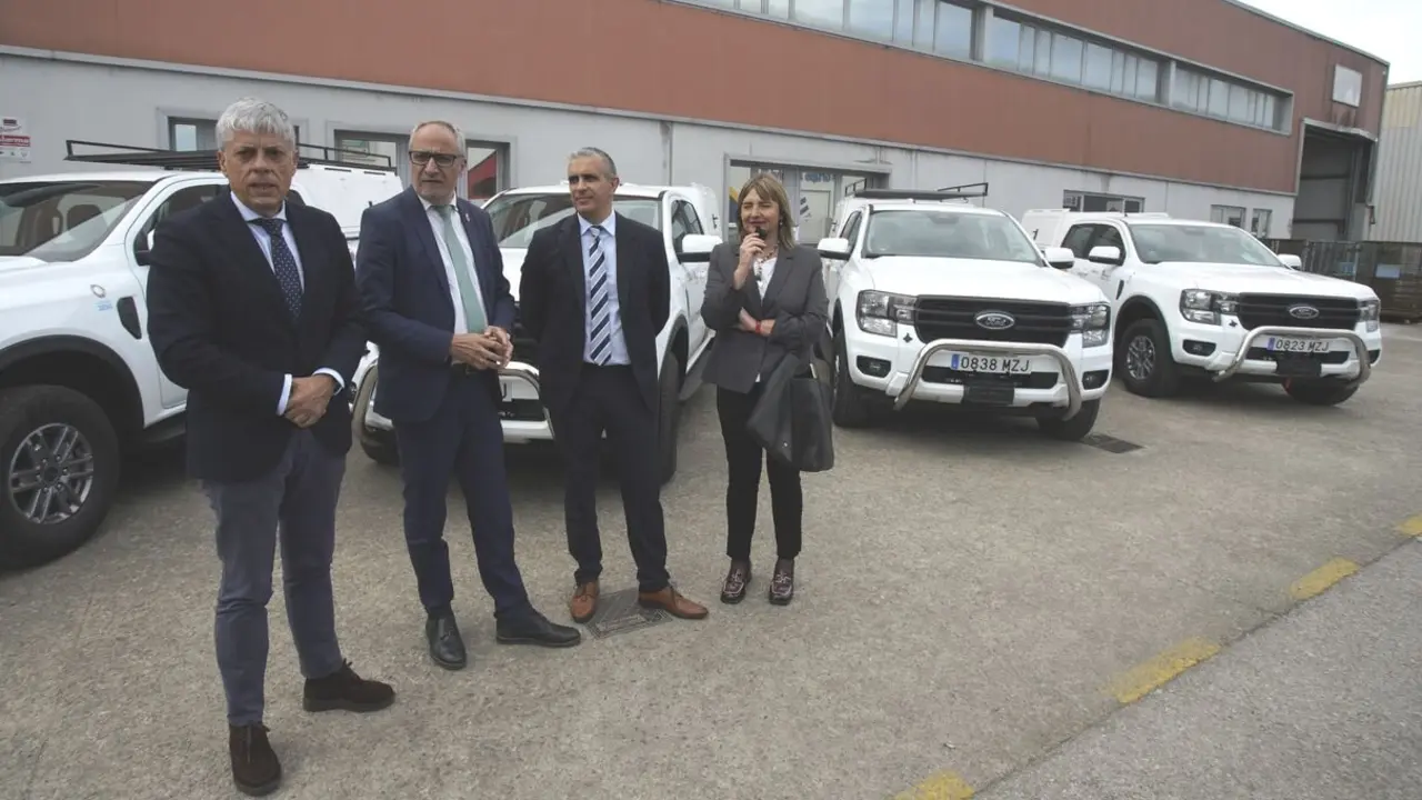 El delegado de la Junta en León, Eduardo Diego (I), junto al presidente del Consejo Comarcal del Bierzo, Olegario Ramón (2I), el director de Trabajo y Prevención de Riesgos Laborales de la Junta de Castilla y León, José Manuel Barrios (2D), y la coordinadora de la Junta de Castilla y León en El Bierzo, Rosana Velasco, durante la presentación de los nuevos vehículos financiados con el Plan Montel. Foto: César Sánchez.