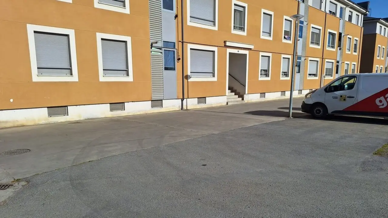 Imagen de la inexistencia de aceras en la calle Río Valcarce.