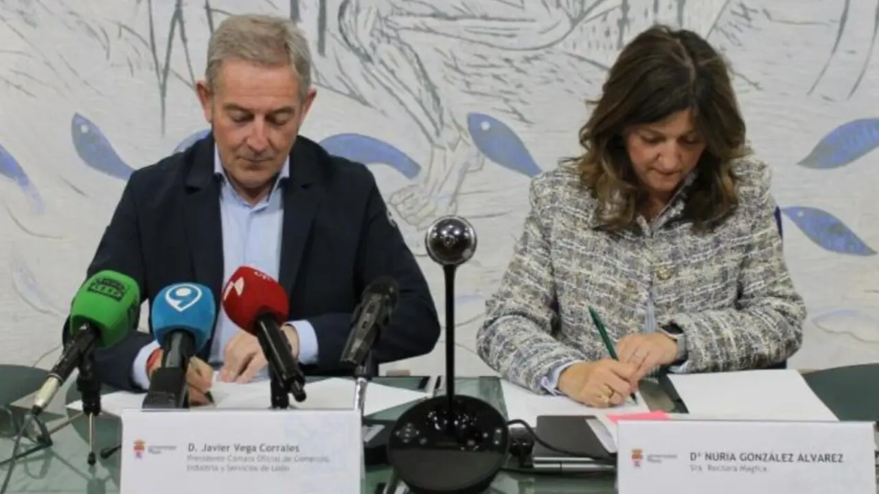 Firma del convenio entre la Universidad de León y la Cámara de Comercio.