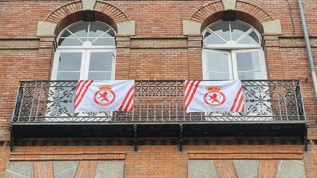 Dos banderas de la Cultural presiden, desde este miércoles, la redacción del Heraldo de León.