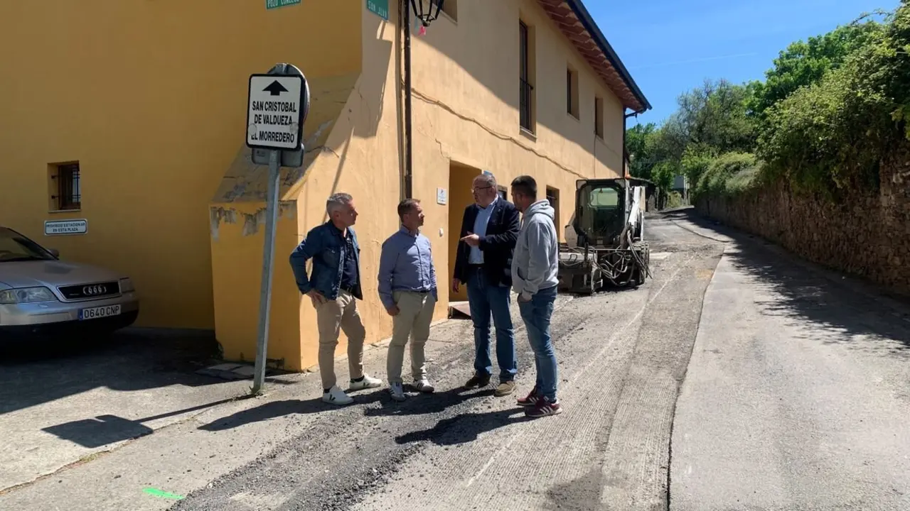 El diputado de Infraestructuras visita la zona y explica a los representantes vecinales las actuaciones.