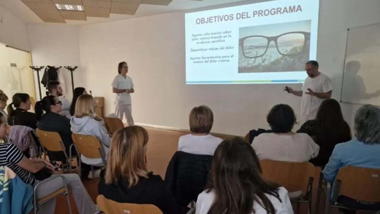 El Centro de Salud Ponferrada IV estrena la terapia grupal de la nueva Unidad de Afrontamiento Activo del Dolor Crónico.