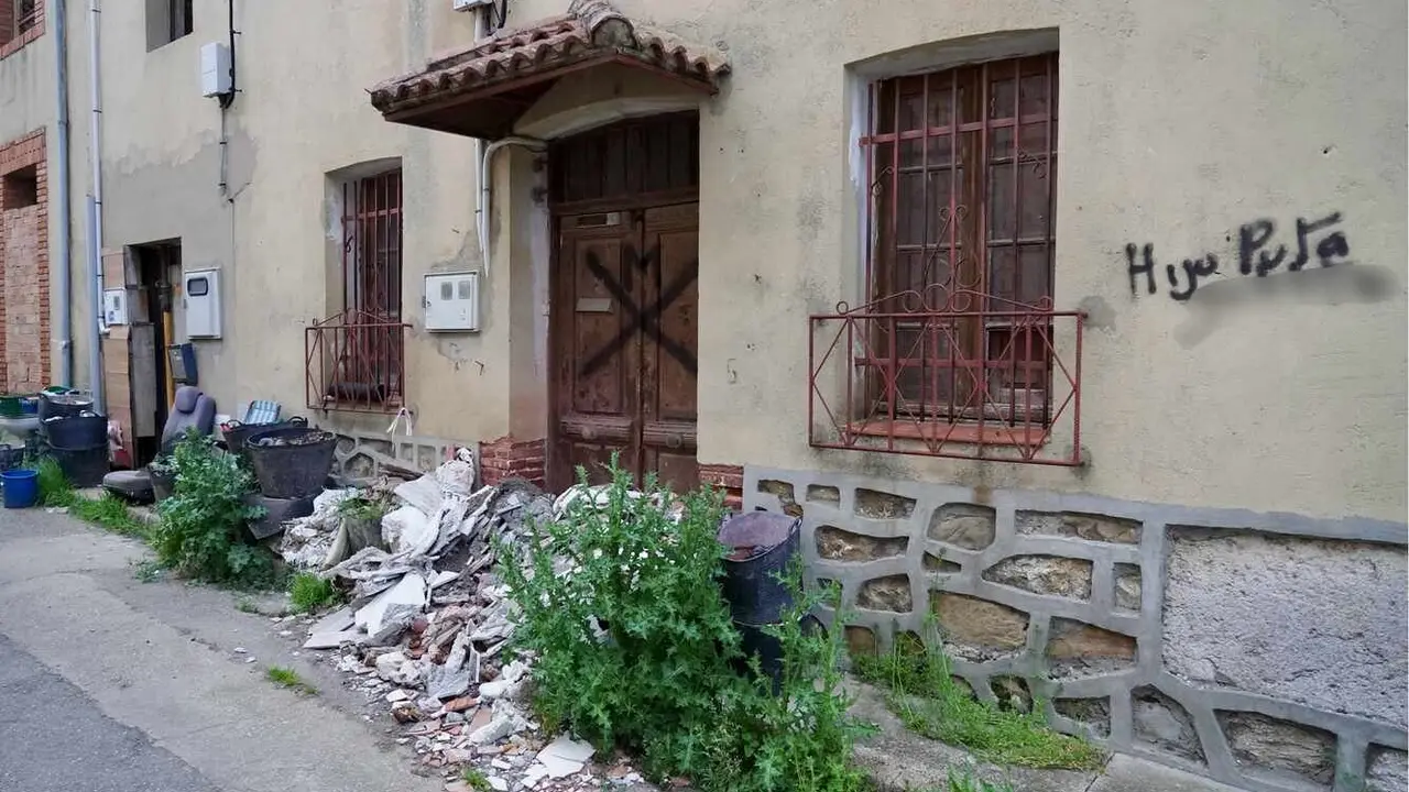 "Se veía venir: tenía una M de muerte escrita en la puerta", dicen los vecinos de Sorribos de Alba. Fotos: Campillo