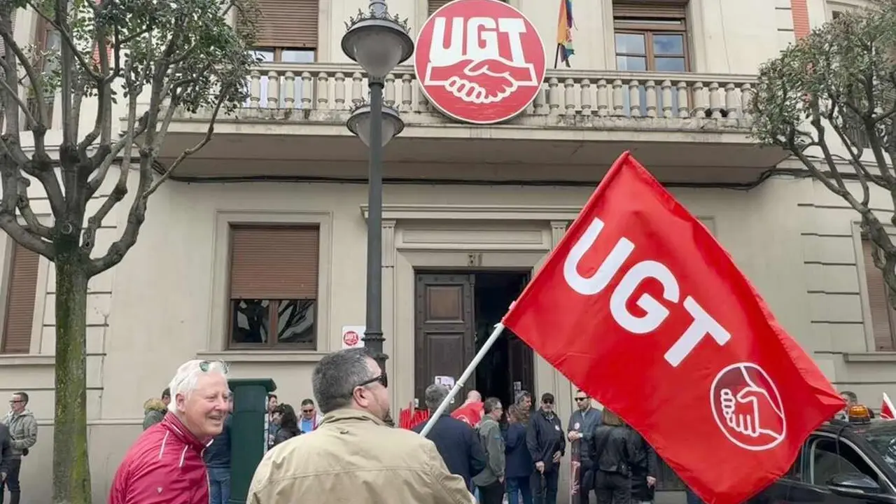 Sindicalistas de UGT en la antesala de la manifestación.