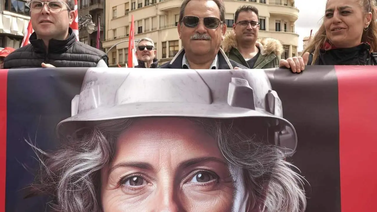 Cientos de personas han salido a la calle para manifestarse este 1 de Mayo por las calles de Le&oacute;n: Fotos: Silvia Garc&iacute;a | Campillo