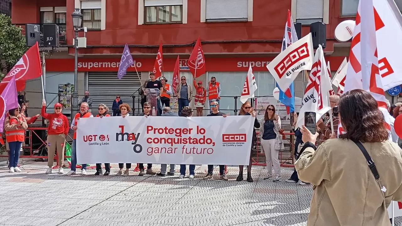La manifestación de Ponferrada congrega a cientos de personas con demandas clave: una jornada laboral más corta y una revisión profunda del despido improcedente.