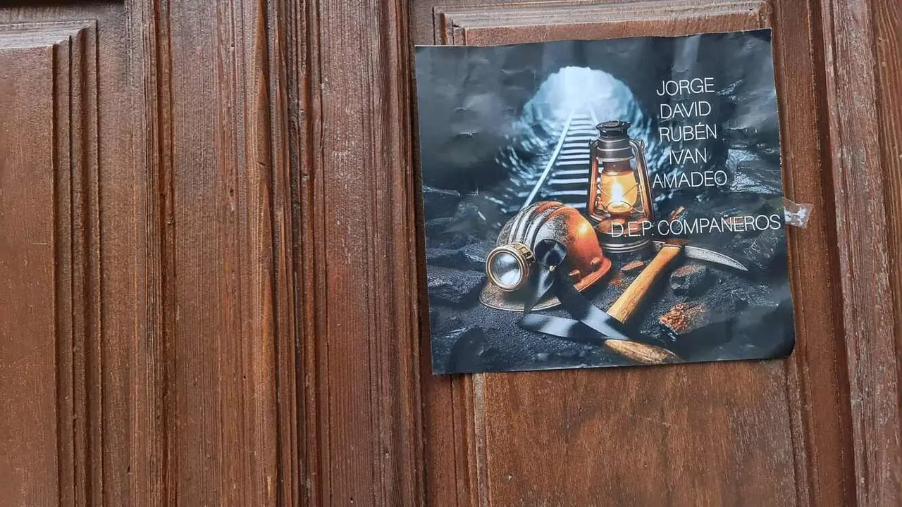 Carteles con los nombres de los cinco mineros muertos en Cerredo reaparecen repetidamente en la puerta del inmueble en el que se ubican las oficinas de la empresa explotadora, situada en el centro de León capital.