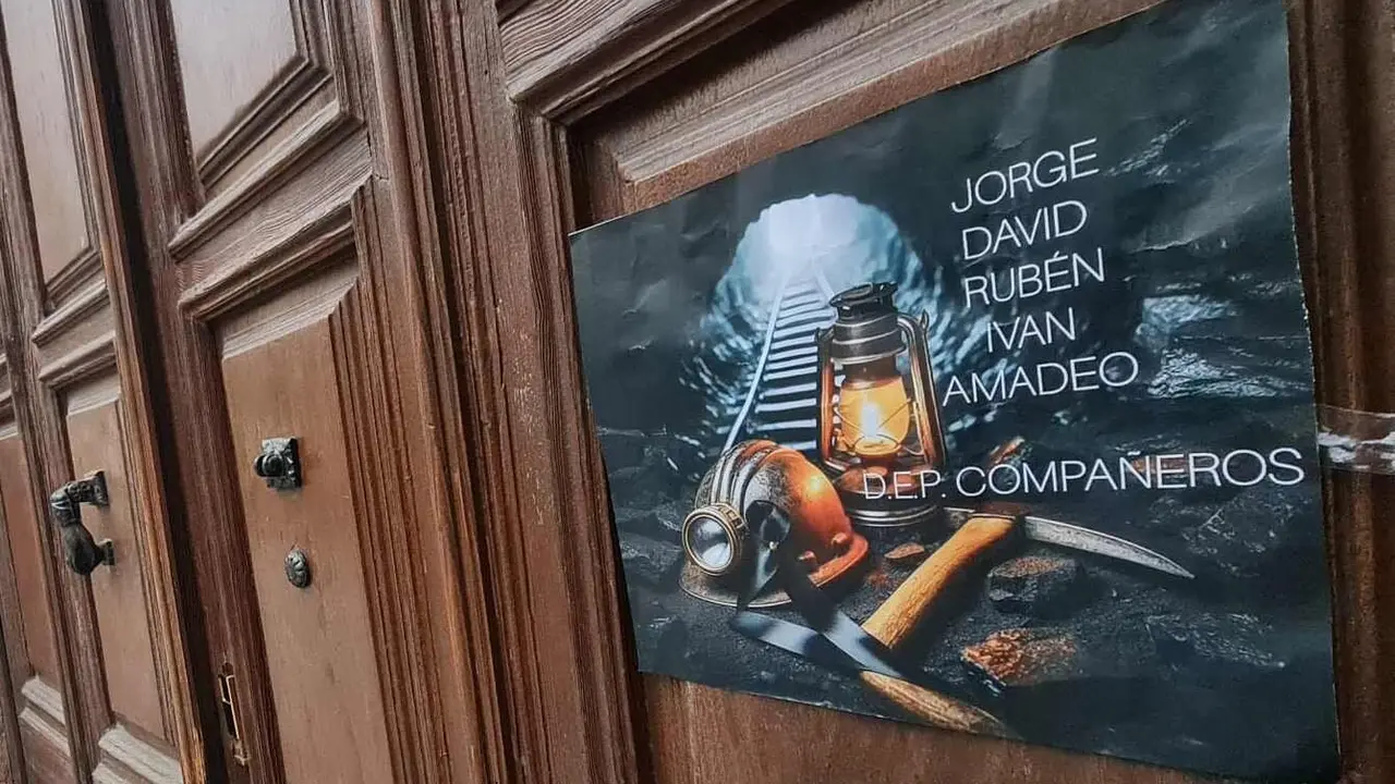 Carteles recordando a los fallecidos a las puertas de las oficinas de la empresa.