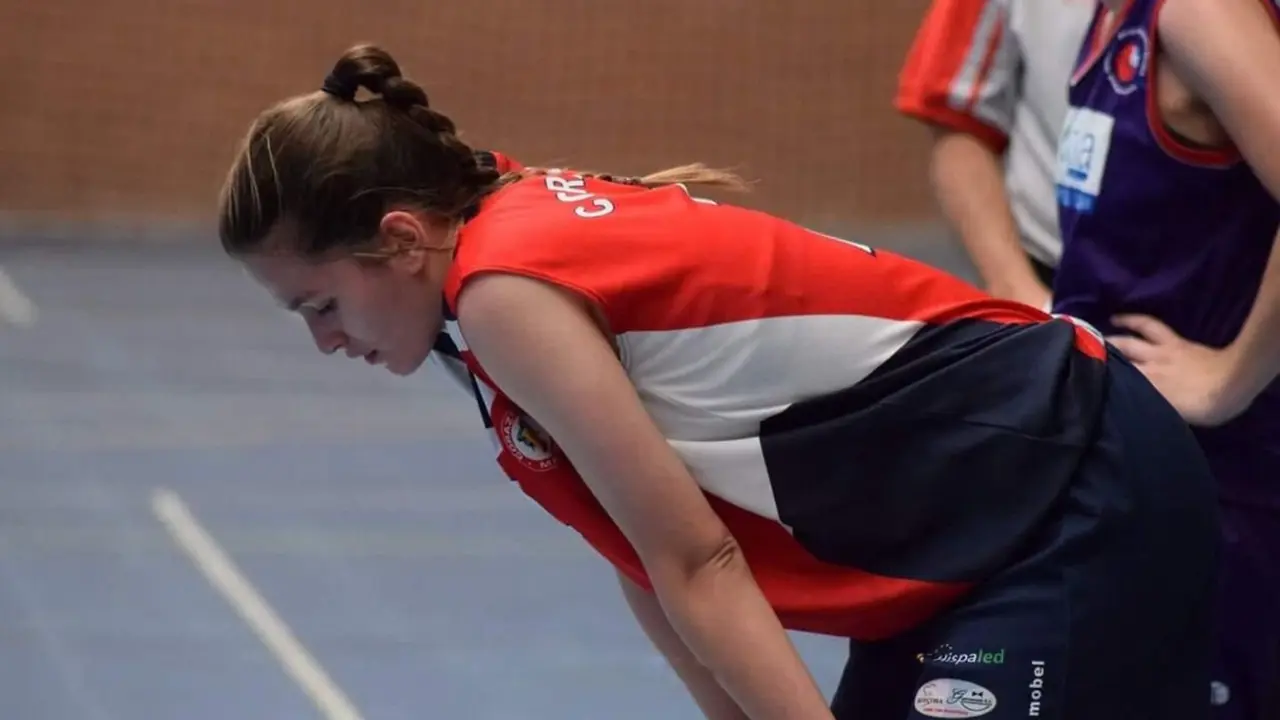 Isabel Barazón durante un partido de baloncesto.