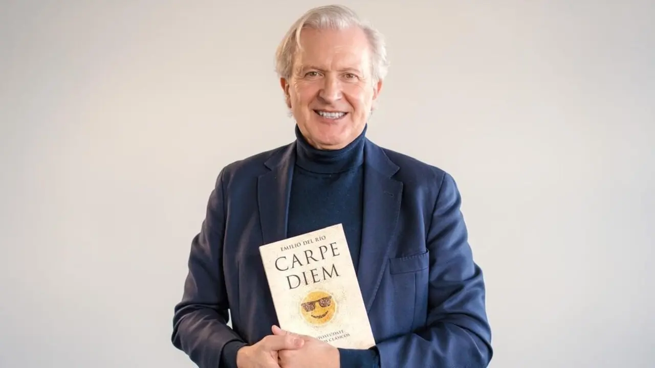 Emilio del Río sosteniendo su libro 'Carpe Diem'.