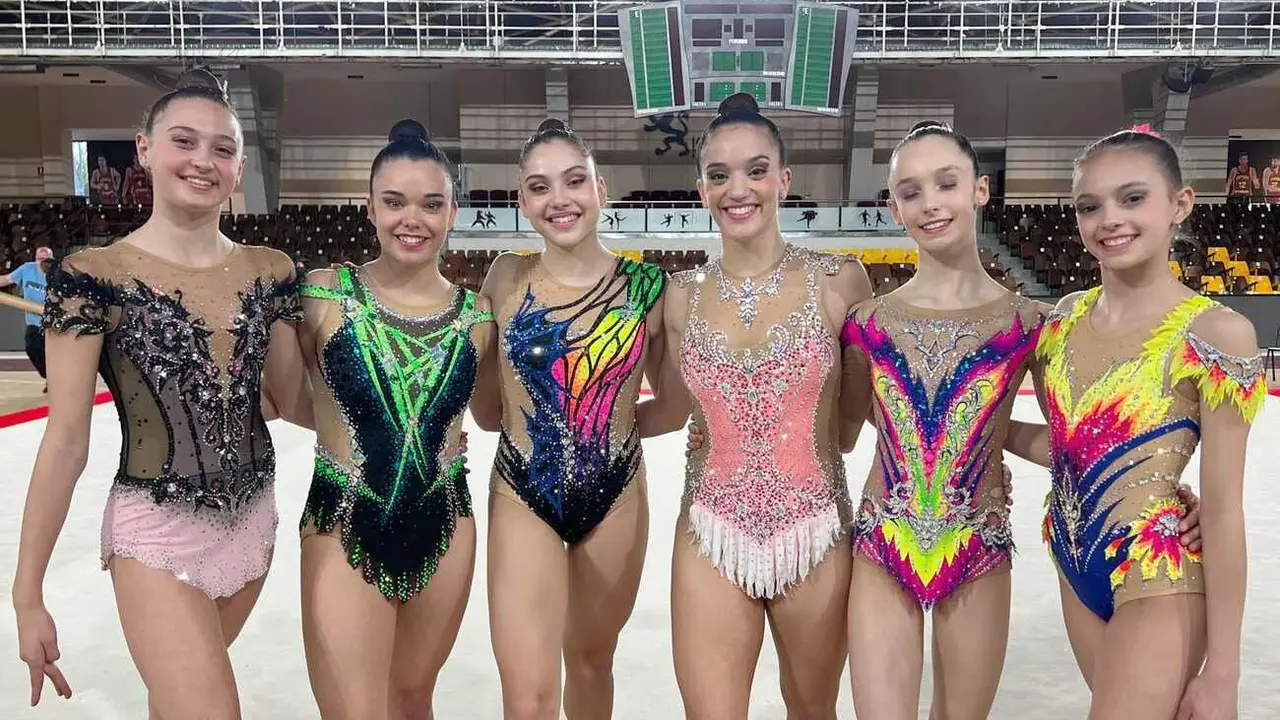 Las gimnastas del Club Ritmo posan en el Palacio de los Deportes.