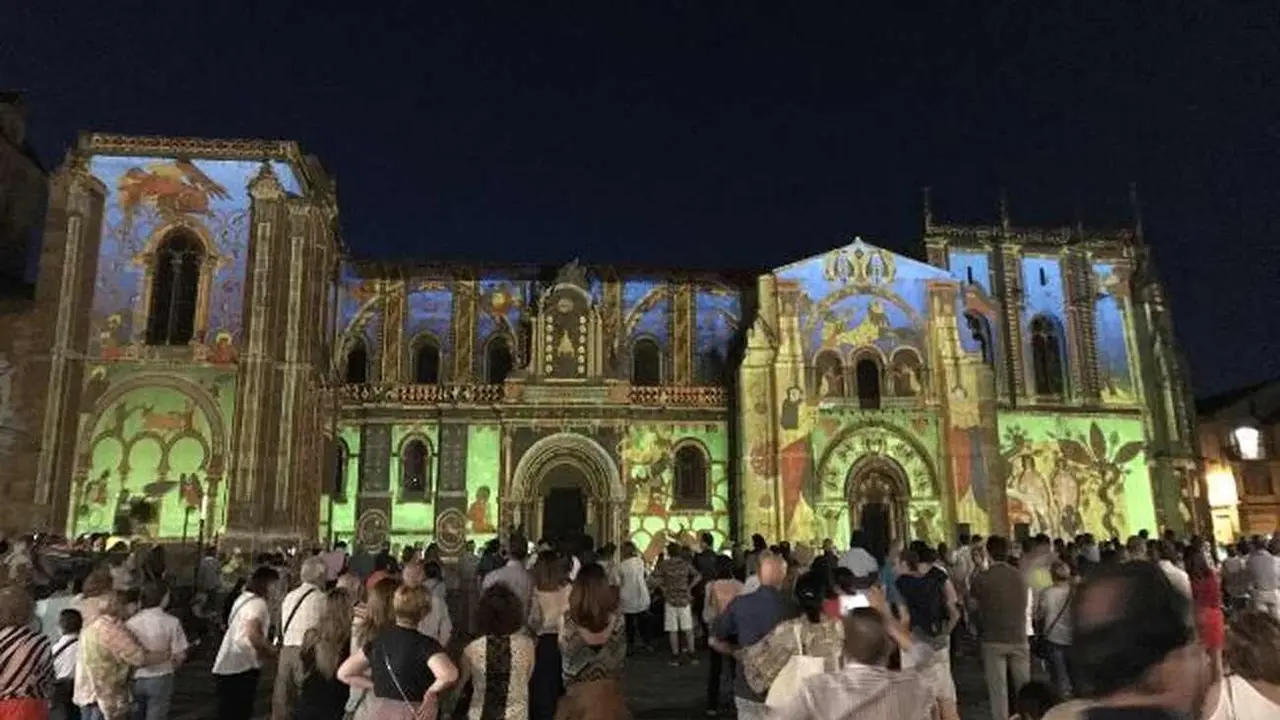 Imagen de la iluminación artística en la basílica de San Isidoro.