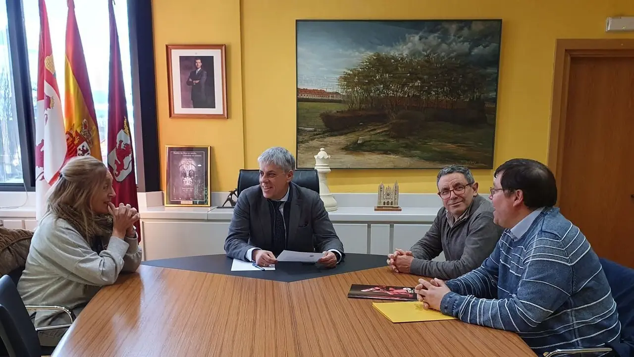 El delegado territorial de la Junta en León, Eduardo Diego, ha recibido a una representación de la Asociación Leonesa de Astronomía, encabezada por su presidente, José Vicente Gavilanes.