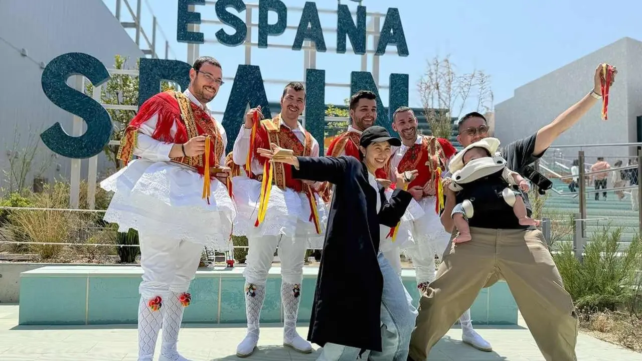 La curiosidad y la expectación acompaña a los danzantes leoneses.