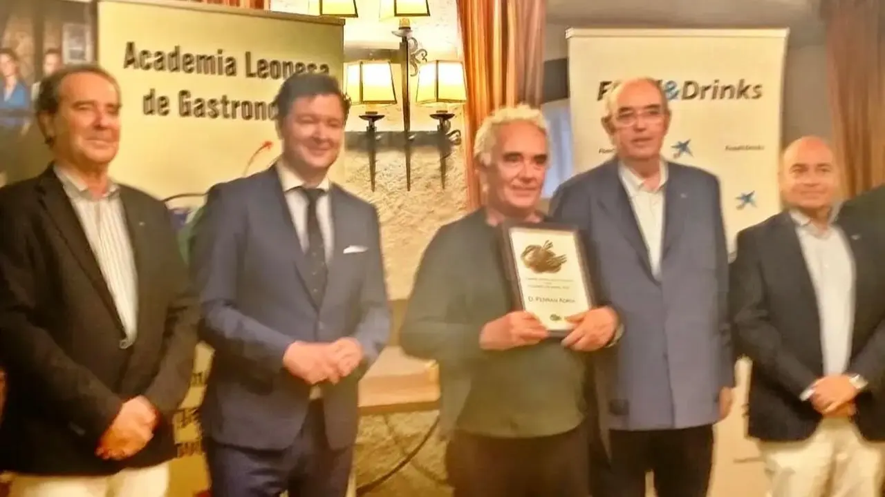 La Academia Leonesa de Gastronomía nombra Académico de Honor a Ferran Adrià en un emotivo acto celebrado en León.