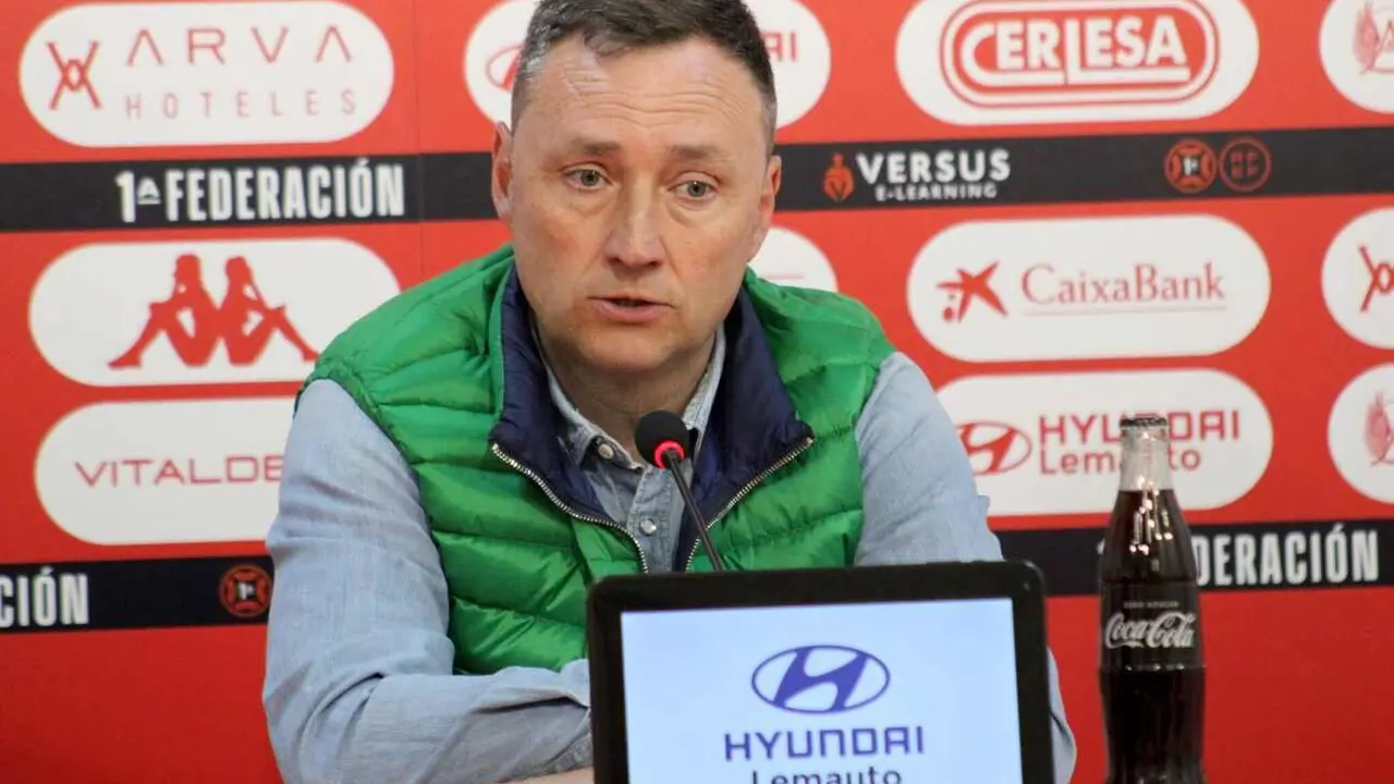 Raúl Llona, entrenador de la Cultural y Deportiva Leonesa.