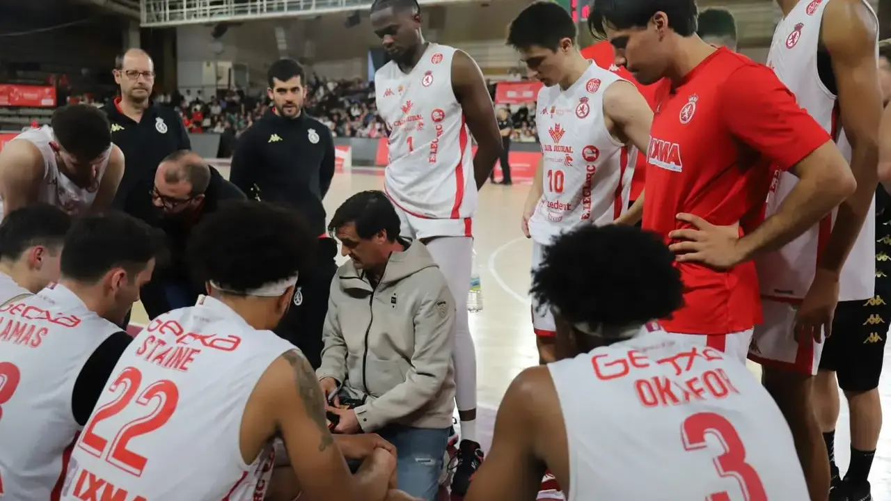 Luis Castillo conversa con su equipo durante un tiempo muerto.