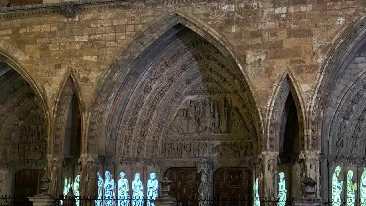 Fachada de la Catedral de León durante uno de los espectáculos de luz y sonido.