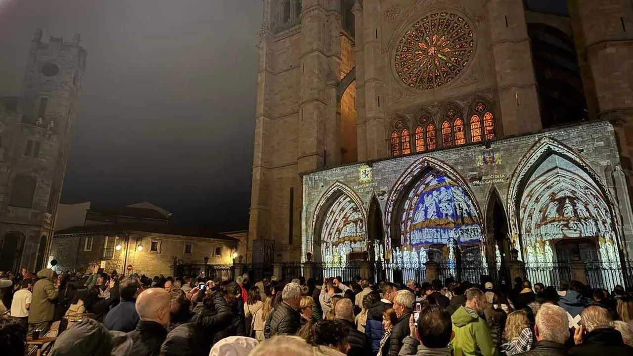 Cientos de personas, luz, color y aplausos. La Catedral de León, como nunca se había visto. Fotos: Silvia González