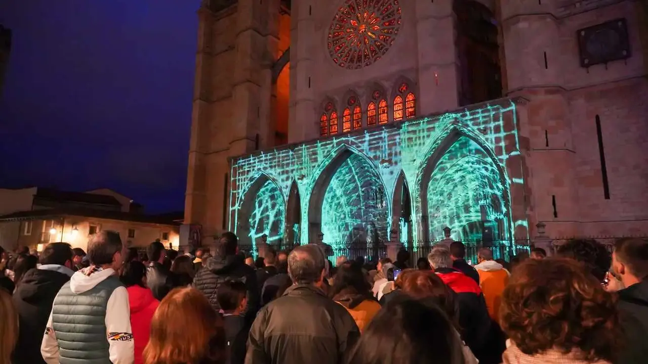 Primera proyecci&oacute;n en el p&oacute;rtico occidental de la Catedral que lleva a cabo el Ayuntamiento de Le&oacute;n con la colaboraci&oacute;n del Cabildo Catedralicio.