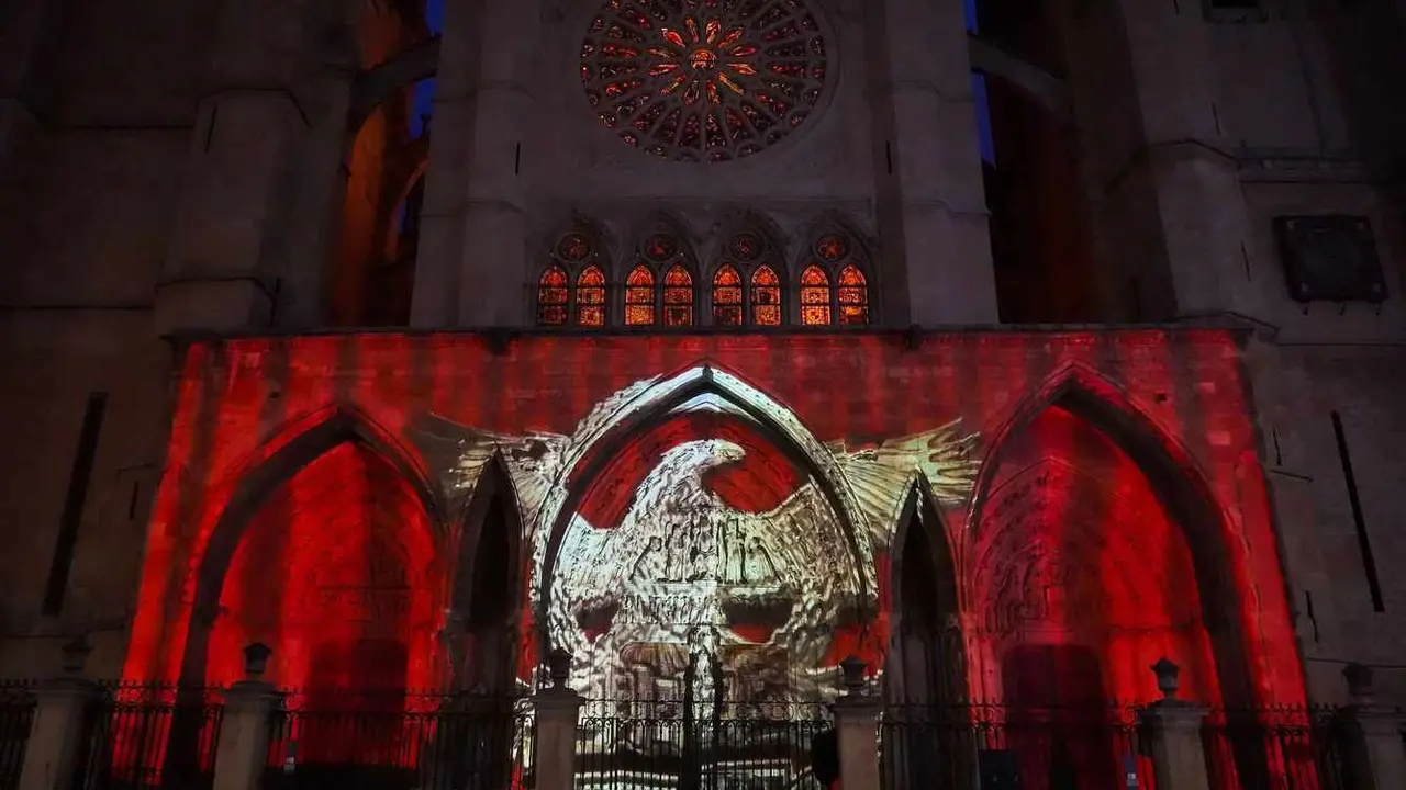 Primera proyección en el pórtico occidental de la Catedral que lleva a cabo el Ayuntamiento de León con la colaboración del Cabildo Catedralicio