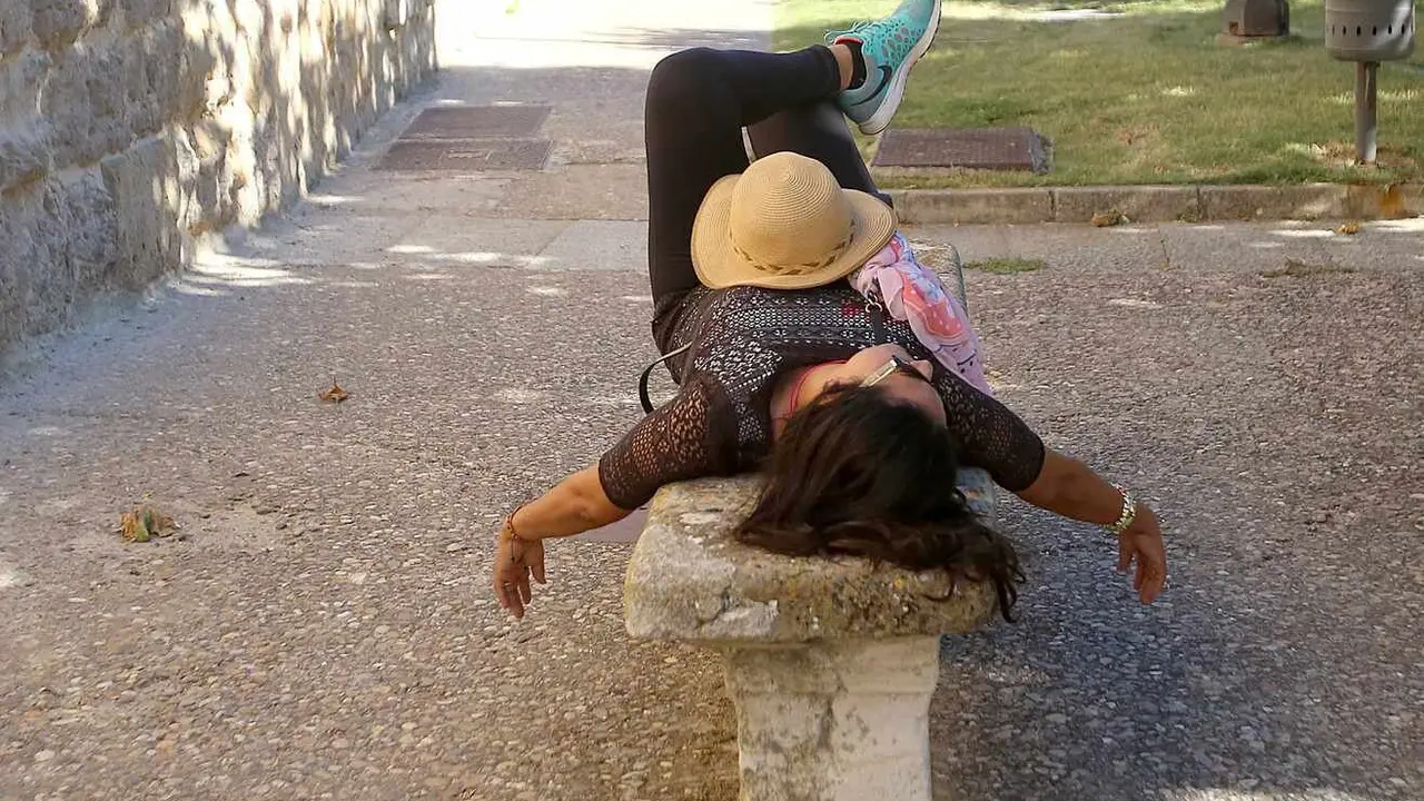 Una turista descansa en un banco durante un puente vacacional. Foto: M. Chacón