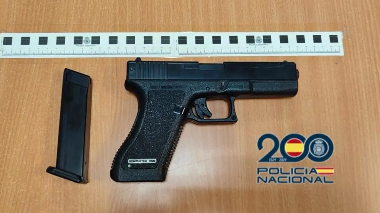 Detenido un varón por amenazar y golpear con un arma a otro joven en la plaza Martí y Monsó de Valladolid.