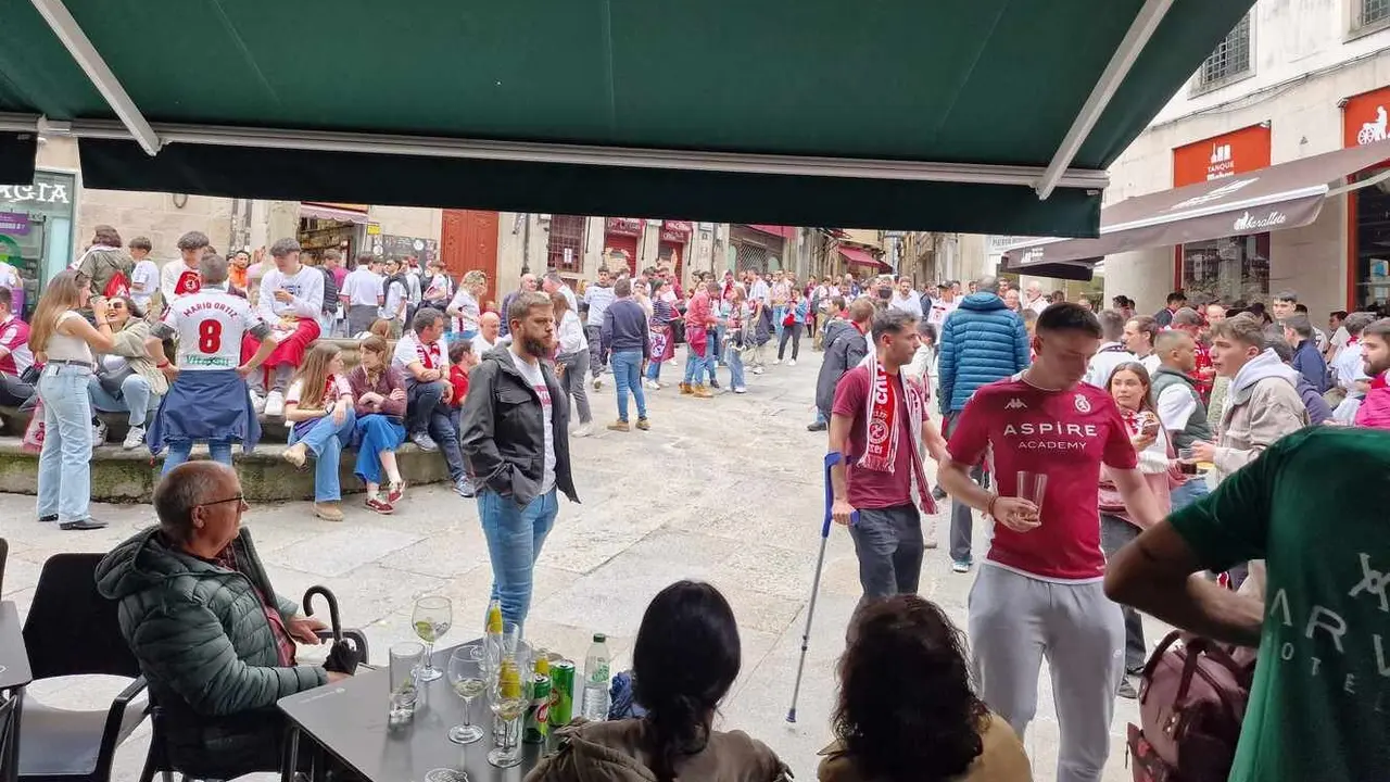 Cientos de aficionados leoneses inundan las calles de la capital Orensana en la antesala del encuentro de la Cultural en O Couto.
