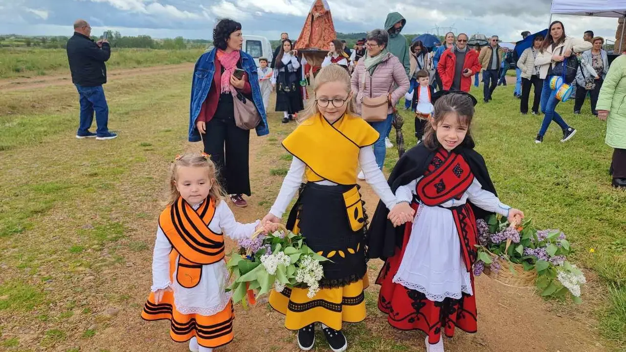 Vecinos de todas las edades acompañaron a la Virgen del Rosario en su traslado a la ermita del Otero, en una tradición que aúna religiosidad, identidad y arraigo popular.