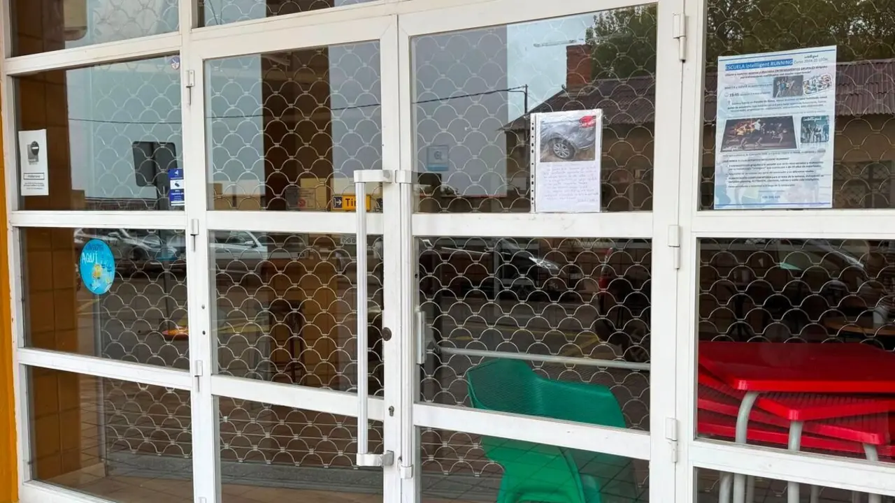 Imagen de la cafetería del Hispánico cerrada.