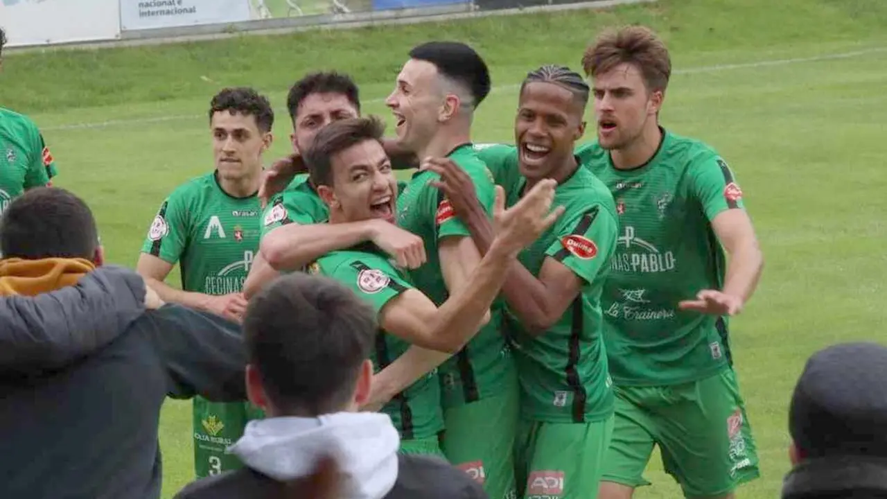 El equipo maragato culmina una temporada brillante con 75 puntos y depende de una carambola improbable para que se le escape el ascenso; su saber hacer y regularidad lo colocan en la élite del fútbol aficionado.