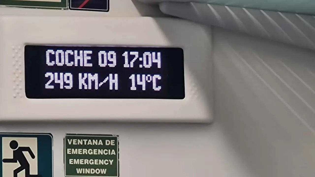 Interior de un tren AVE en su recorrido entre León y Madrid.