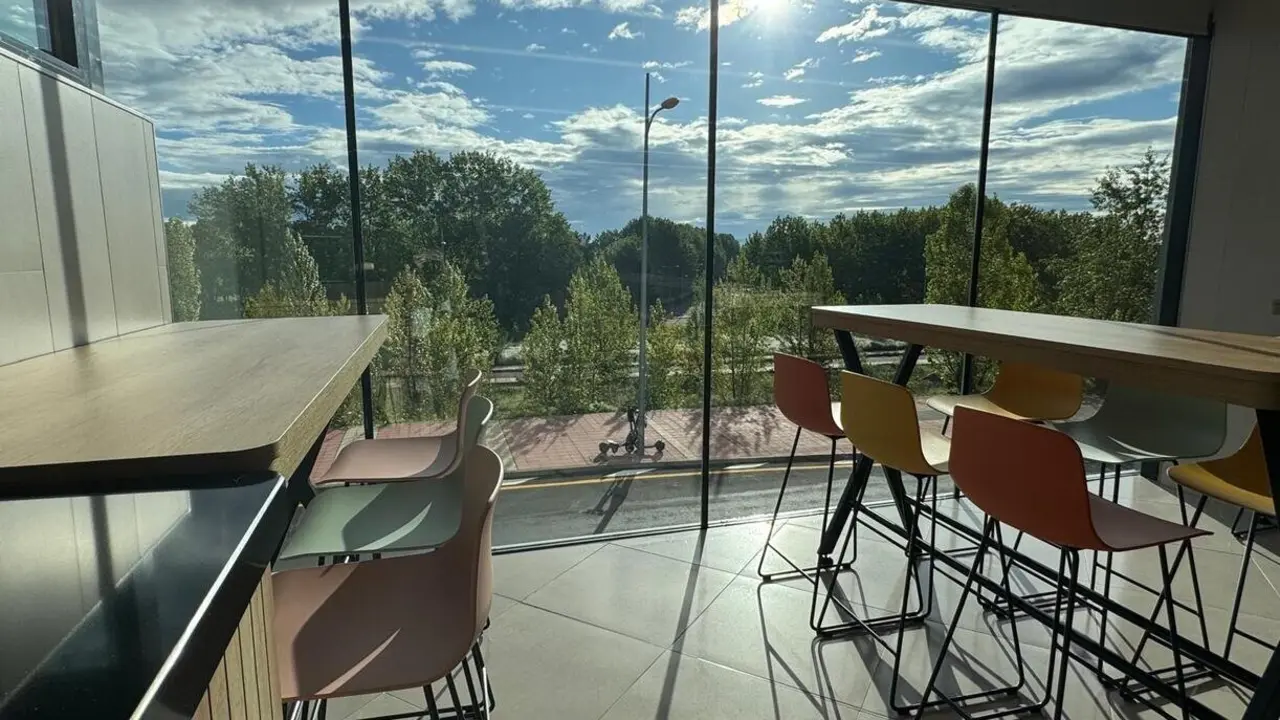 Mercadona inaugura en Oteruelo su primer supermercado con comedor y vistas en León. La cadena valenciana abre un nuevo modelo de tienda más moderno y confortable, con zona de descanso y apuesta por la sostenibilidad.