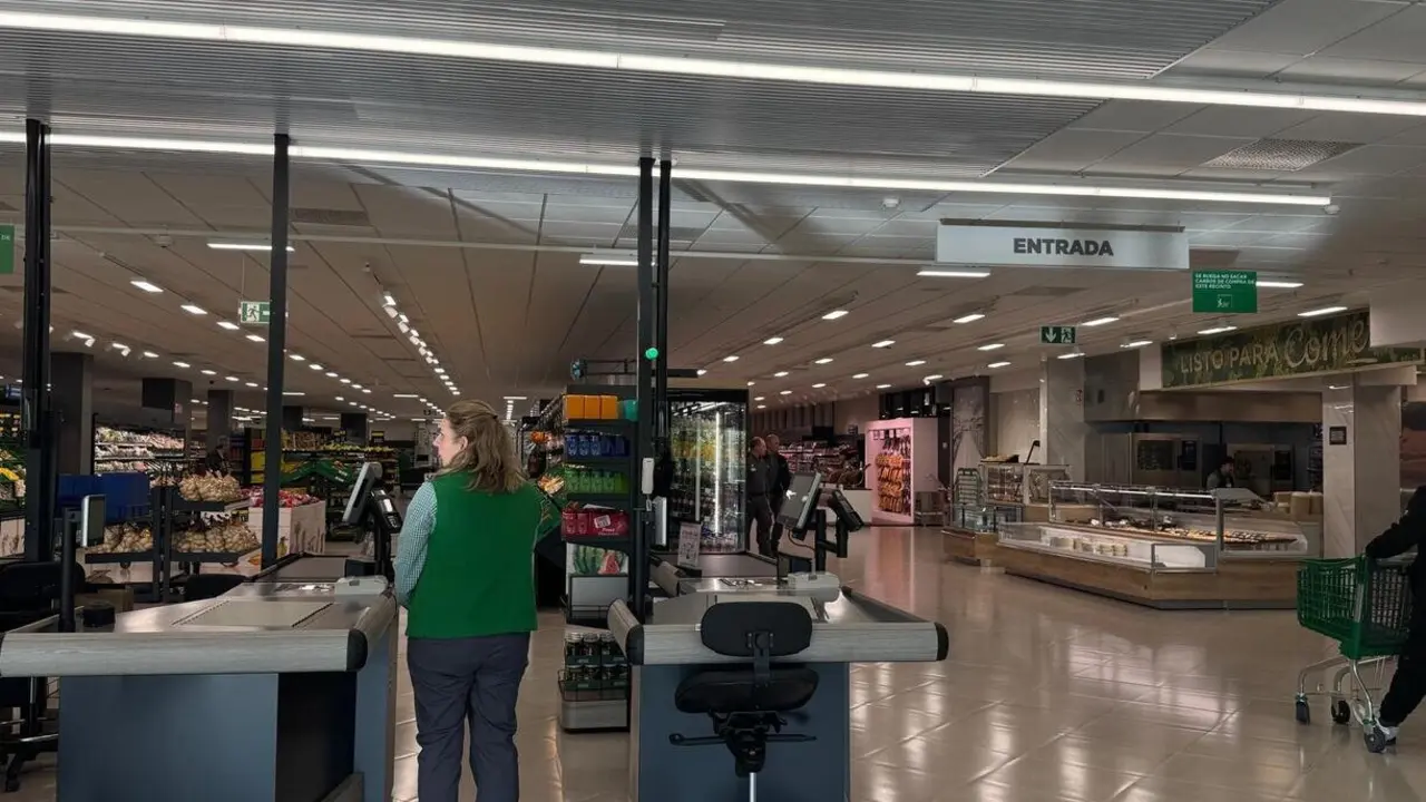 Un trabajador en un supermercado de Mercadona.
