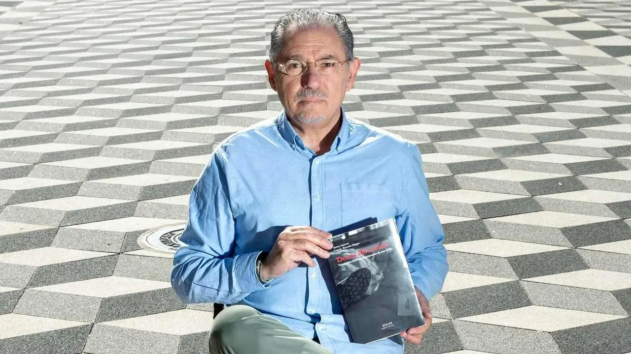 Ricardo Magaz posa junto a su nuevo libro en el que relata 25 historias que atraparán al lector.