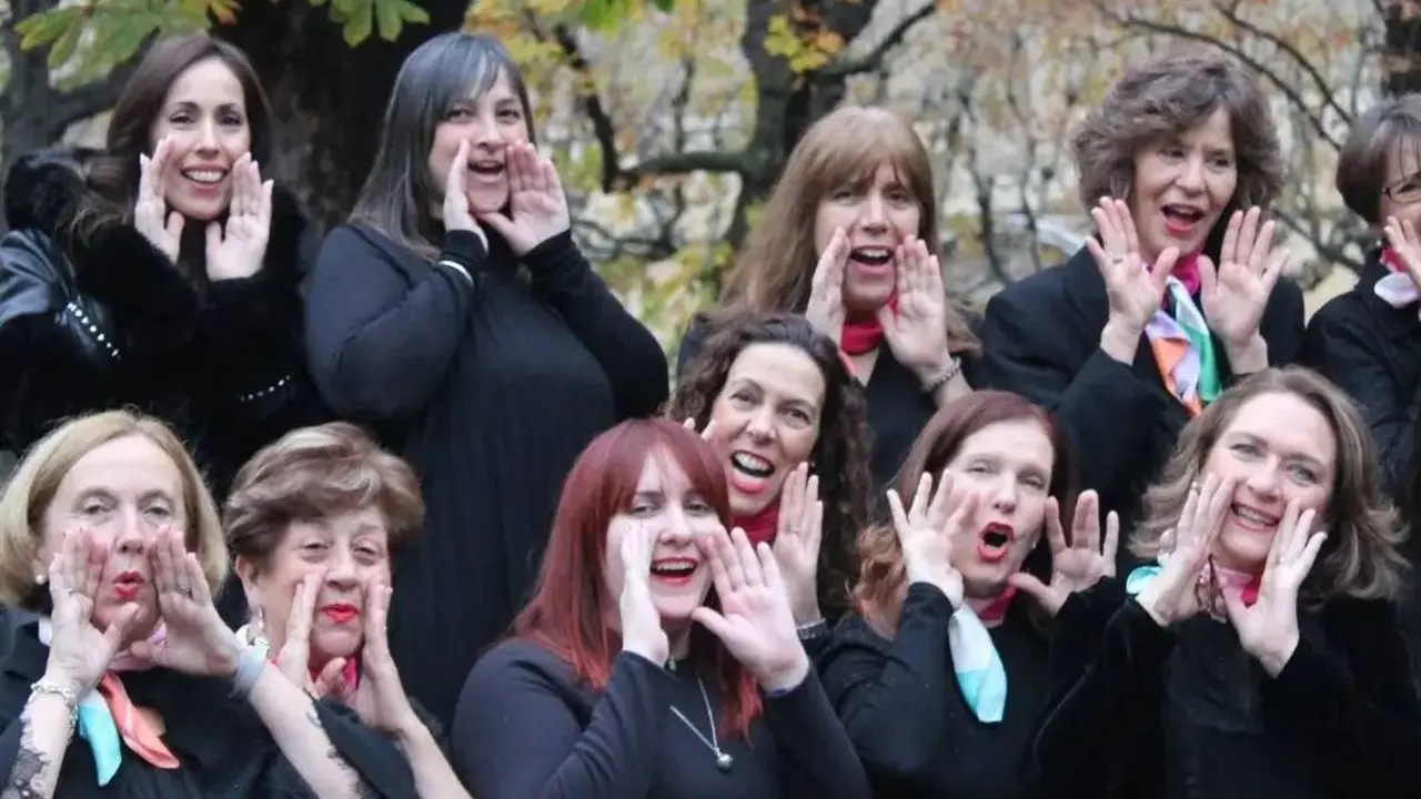 FemeninoCoral Voces de León durante un concierto.